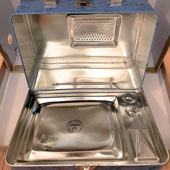 Elvis Lunchbox, Vandor Collectible Tins, ‘Can’t Help Falling In Love’ - Picture 3 of 4